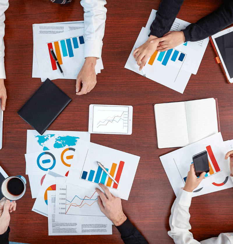 Consultant Google Ads analysant une campagne de génération de leads pour une PME